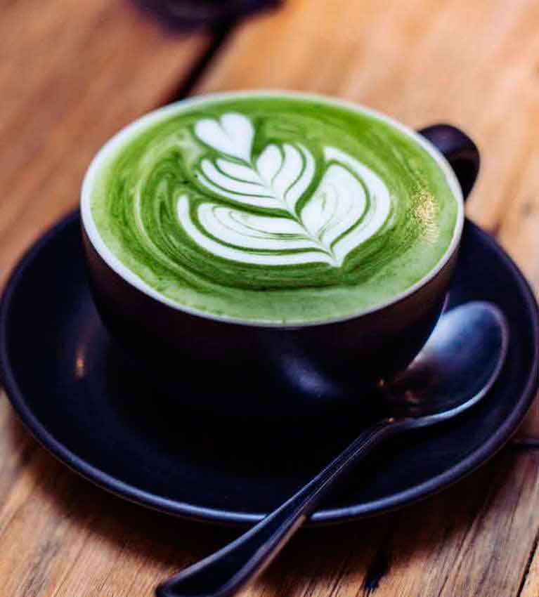 Полезное начало дня: быстрый рецепт бодрящего матча-латте